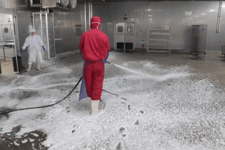 （圖：清洗泡沫現(xiàn)場）