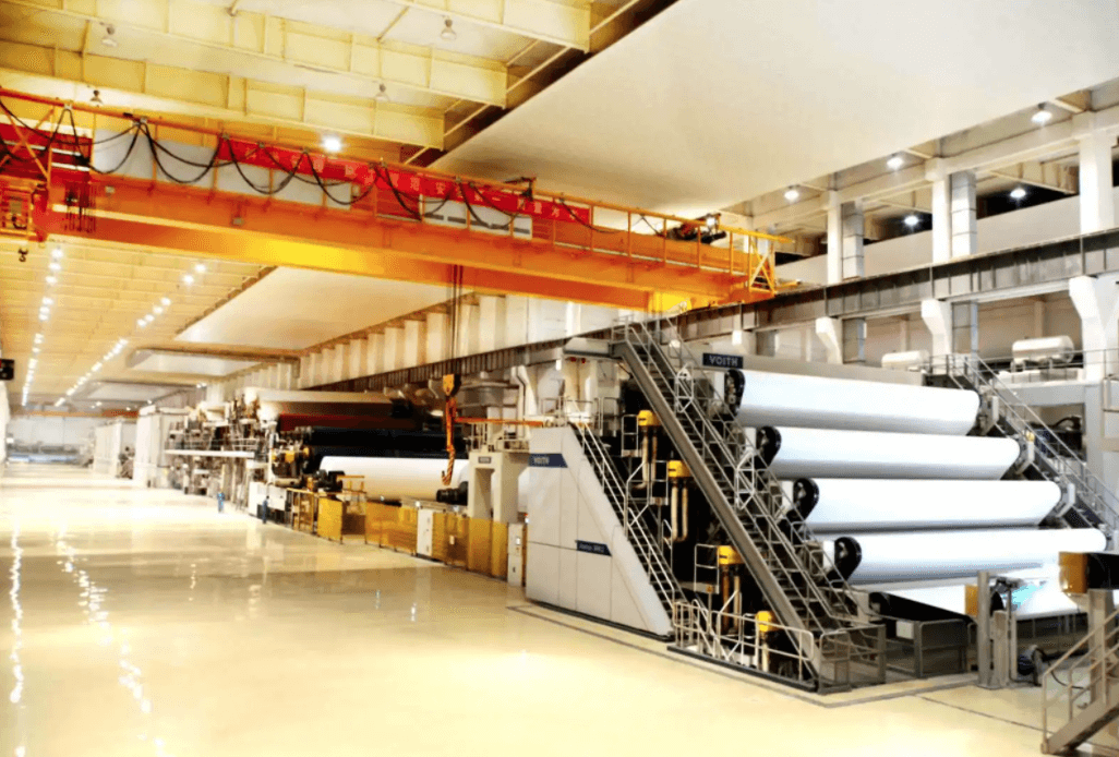 （圖：造紙廠運(yùn)作現(xiàn)場(chǎng)）