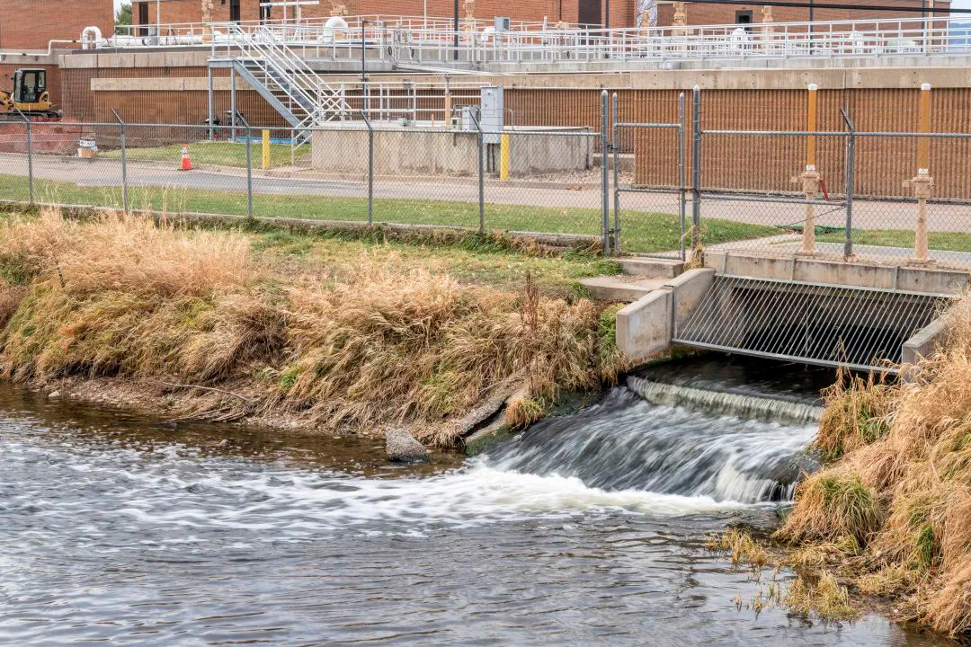 （圖：工業(yè)污水泡沫池）