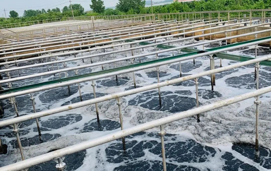 (圖:工業(yè)廢水起泡現(xiàn)場)