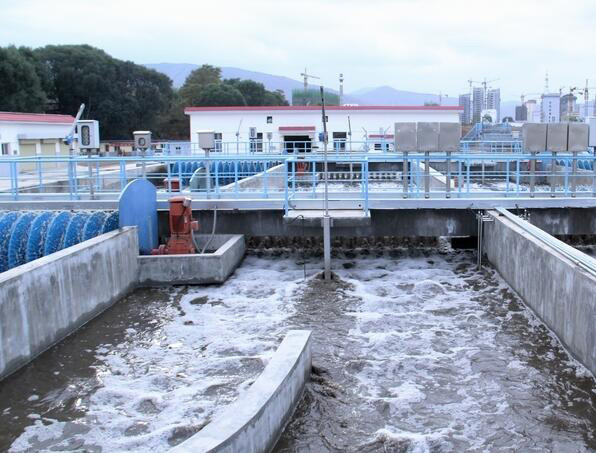 （圖：工業(yè)廢水起泡現(xiàn)場(chǎng)）