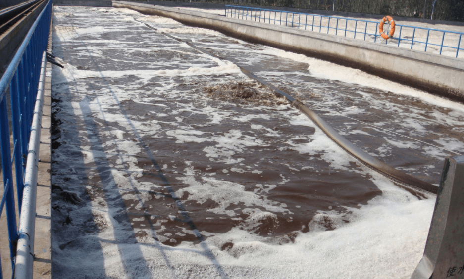 (圖:焦化廠污水廢水起泡現(xiàn)場(chǎng))